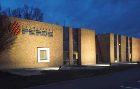 Un bâtiment PERGE à l’enseigne de la marque, de nuit