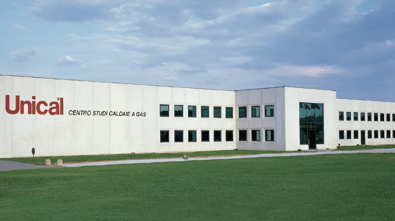 Bâtiment UNICAL en Italie, façade à l’enseigne de la marque