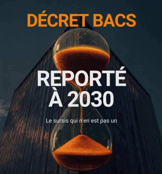Visuel « Décret BACS reporté à 2030 » : un sablier devant un immeuble de bureaux