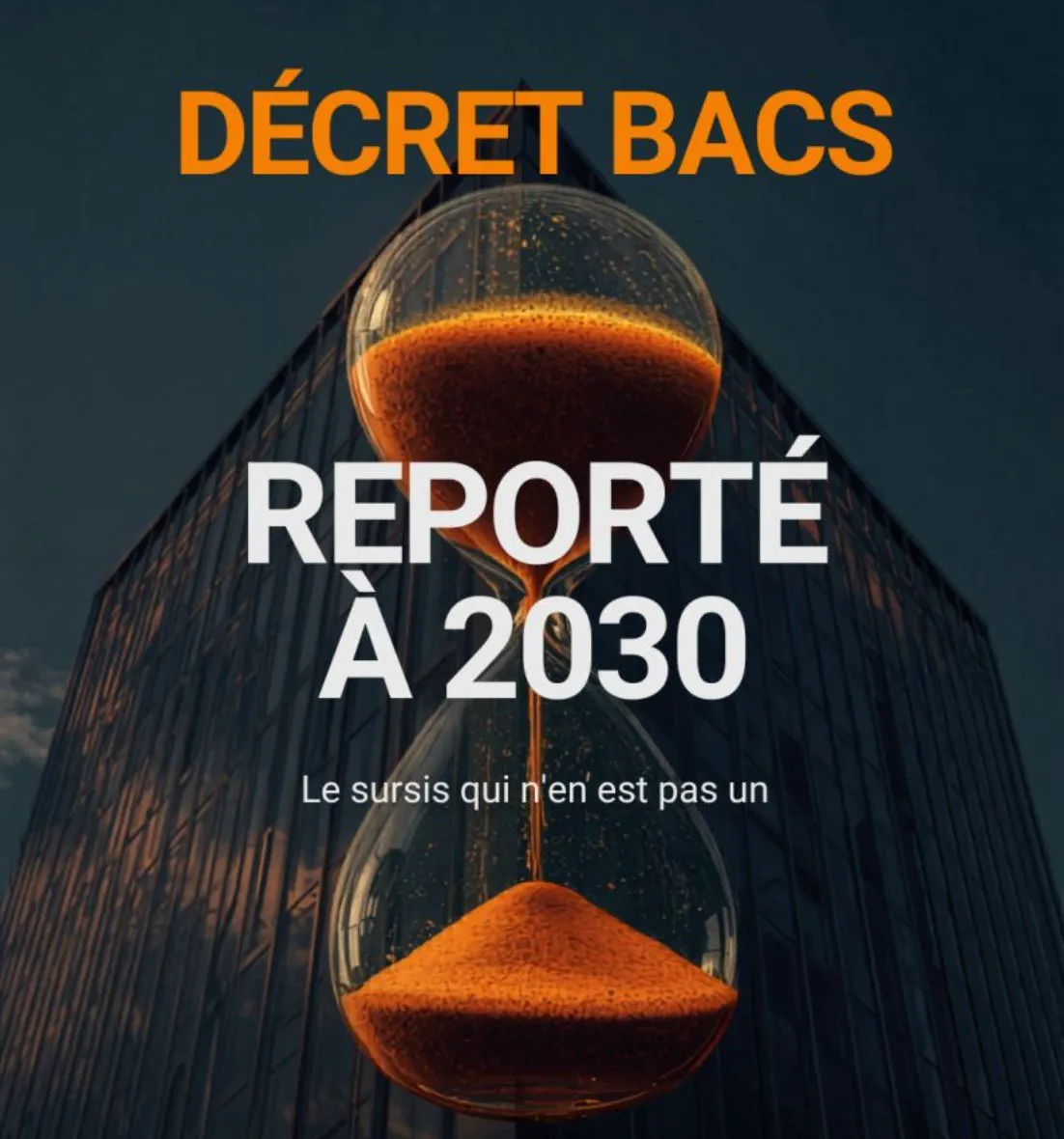 Visuel « Décret BACS reporté à 2030 » : un sablier devant un immeuble de bureaux