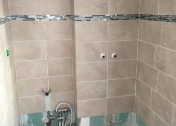 Cloison et salle de bain à rénover à Villeneuve-Loubet